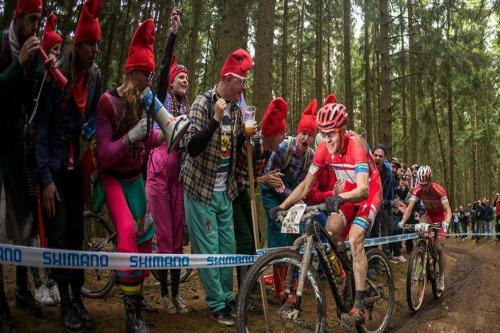 Tcheco da Specialized é campeão em etapa da Copa do Mundo de MTB. Raiza Goulão soma pontos UCI / Foto: Michal Červený / Divulgação UCI